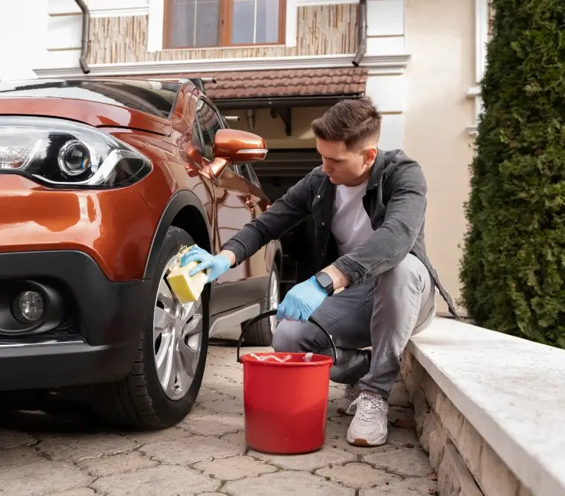 Lavage auto à domicile Thorigné-d'Anjou : professionnel intervenant sur un véhicule